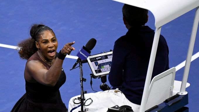 Serena Williamsová se hádá s rozhodčím Carlosem Ramosem v ženském finále US Open.