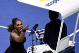 Serena Williamsová se hádá s rozhodčím Carlosem Ramosem v ženském finále US Open.