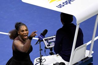 Serena Williamsová se hádá s rozhodčím Carlosem Ramosem v ženském finále US Open.