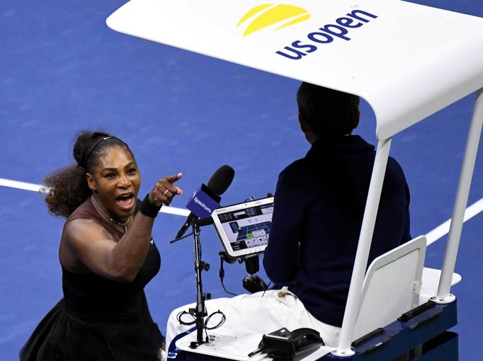 Serena Williamsová se hádá s rozhodčím Carlosem Ramosem v ženském finále US Open.