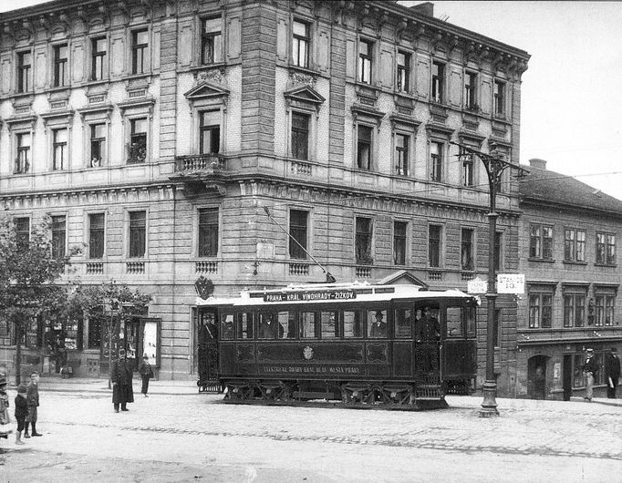 Ukázka z knihy „Zmizelá Praha-Nevěstince a nevěstky“ od autorů Radima Kopáče a Josefa Swarze, kterou v roce 2013 vydalo v Praze nakladatelství Paseka.