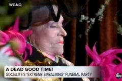 VIDEO Milovnice večírků hostila přátele i na svém pohřbu