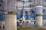Pohled do interiéru mešity sultána Ahmeda. Díky obložení stěn modrými dlaždicemi je též známá jako Modrá mešita. Je nejznámějším symbolem Istanbulu hned po Hagii Sofii.
