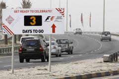 Vůz mechaniků zasáhla v Bahrajnu zápalná láhev