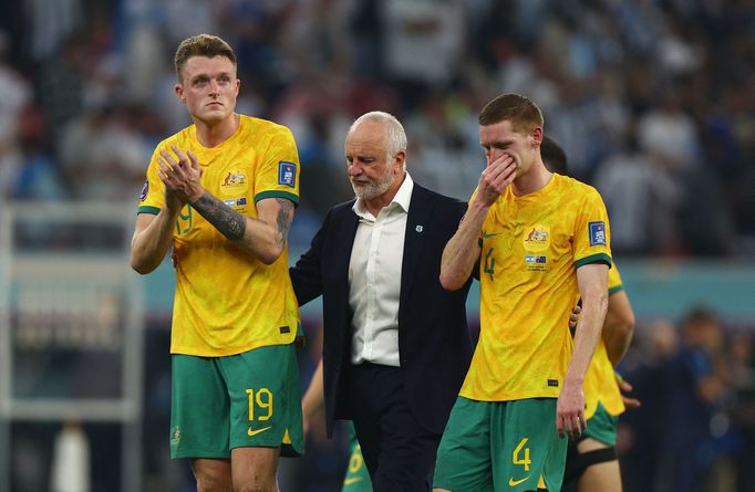 Harry Souttar, trenér Graham Arnold a Kye Rowles po vyřazení Austrálie na MS v Kataru.