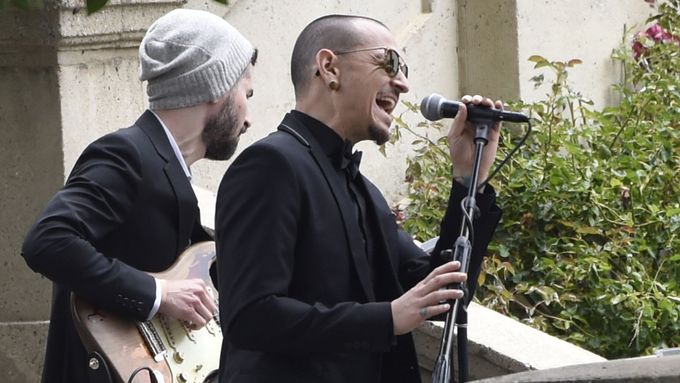 Na snímku z letošního května Chester Bennington zpívá Cohenovo Hallelujah na pohřbu Chrise Cornella.