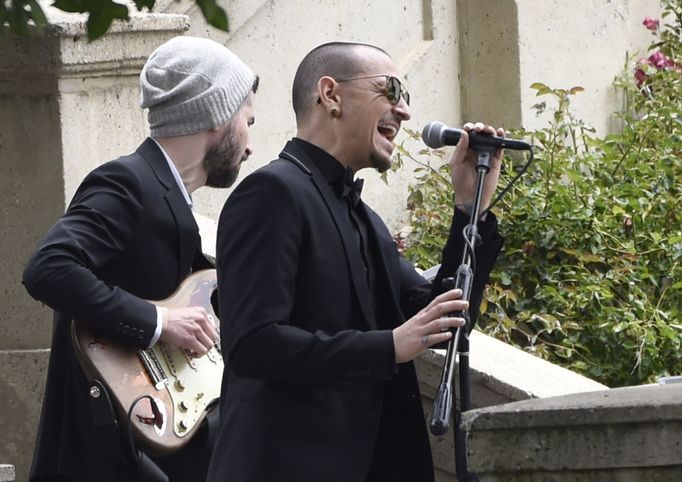 Na snímku z letošního května Chester Bennington zpívá Cohenovo Hallelujah na pohřbu Chrise Cornella.