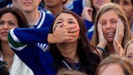 Finále NHL je pořádné drama, které sledují lidé nejen v hledištích bostonského a vancouverského stadionu, ale také na náměstích, kam městská správa umístila velkoplošné obrazovky.