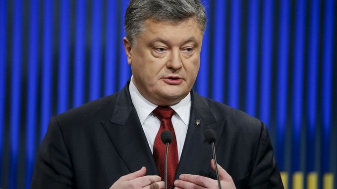 Prezident Porošenko slíbil uspořádat referendum o vstupu do NATO, žádný termín ale zatím nesdělil.