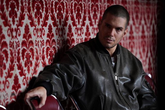 François Civil ve snímku Zběsilá láska. Jako Clotaire po propuštění z vězení zjišťuje, že se jeho láska Jackie mezitím vdala.