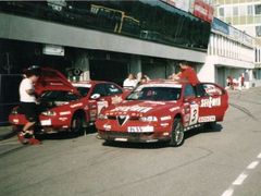Alfy Romeo Garbiela Tarquiniho a Nicoly Lariniho (3) v brněnských boxech během ME cestovních vozů 2004.