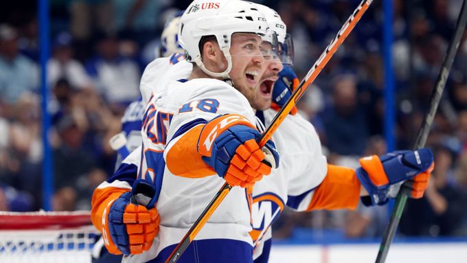 Hokejisté Islanders slaví gól, který jim pomohl k výhře v úvodním duelu semifinále