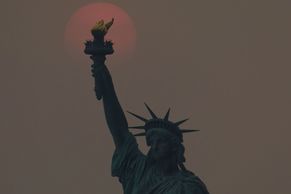 Foto: Měsíc se zbarvil do oranžova. New York zahalil kouř ze vzdálených požárů