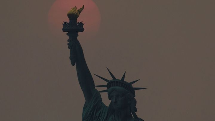 Foto: Měsíc se zbarvil do oranžova. New York zahalil kouř ze vzdálených požárů; Zdroj foto: Reuters