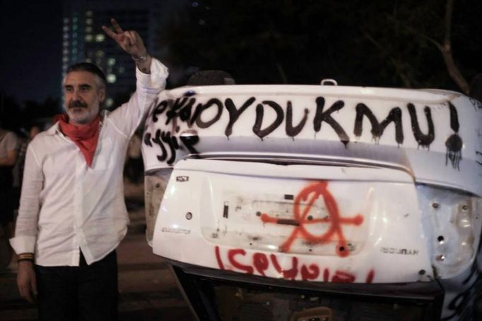 Demonstrace na istanbulském náměstí Taksím očima tureckého fotografa