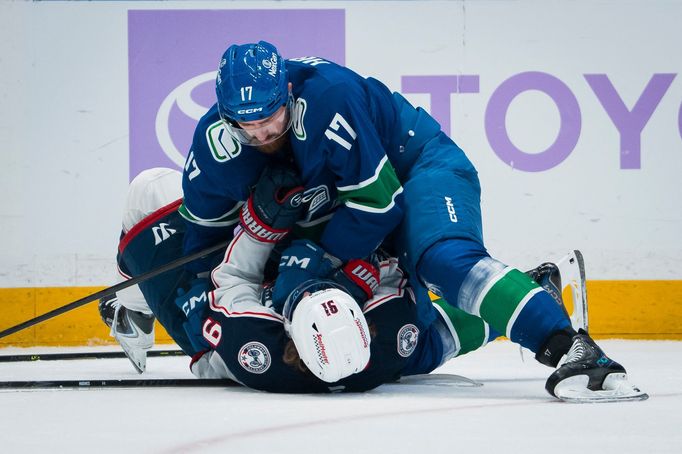 Filip Hronek v potyčce s útočníkem Columbusu Kentem Johnsonem