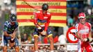 Španělský cyklista Alberto Contador (uprostřed) slaví vítězství ve Vueltě 2012. Vlevo je druhý Alejandro Valverde a vpravo třetí Joaquim Purito Rodriguez.