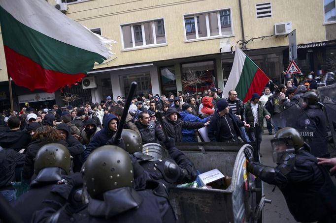 People challenge the riot police as they block traffic during a protest against high electricity bills in Sofia February 17, 2013. Tens of thousands of Bulgarians protested in more than 20 cities against high electricity bills on Sunday, piling pressure on the government after a week of persistent demonstrations. REUTERS/Tsvetelina Belutova (BULGARIA - Tags: ENERGY POLITICS CIVIL UNREST) Published: Úno. 17, 2013, 4:56 odp.