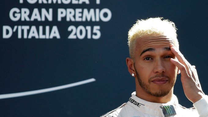 Lewis Hamilton dorazil do Monzy s novým blonďatým přelivem.