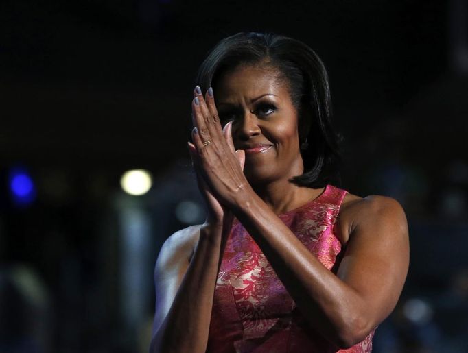 U.S. first lady Michelle Obama gestures after addressing the first session of the Democratic National Convention in Charlotte, North Carolina, September 4, 2012. REUTERS/Eric Thayer (UNITED STATES - Tags: POLITICS ELECTIONS) Published: Zář. 5, 2012, 4:41 dop.