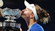 Krejčíková má již pátý grandslamový titul. V mixu v Melbourne uspěla dvakrát s Ramem a loni s Chorvatem Nikolou Mektičem. S Kateřinou Siniakovou ovládly v roce 2018 čtyřhru na Roland Garros a ve Wimbledonu.