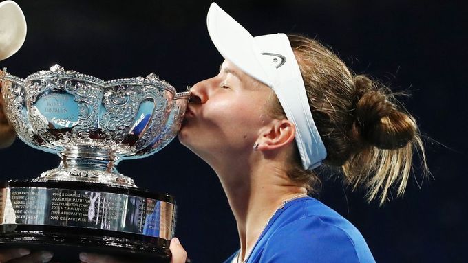 Barbora Krejčíková zatím pokrývá polibky jen trofeje ve čtyřhře. V Dubaji jí k té singlové chyběl jen poslední krůček
