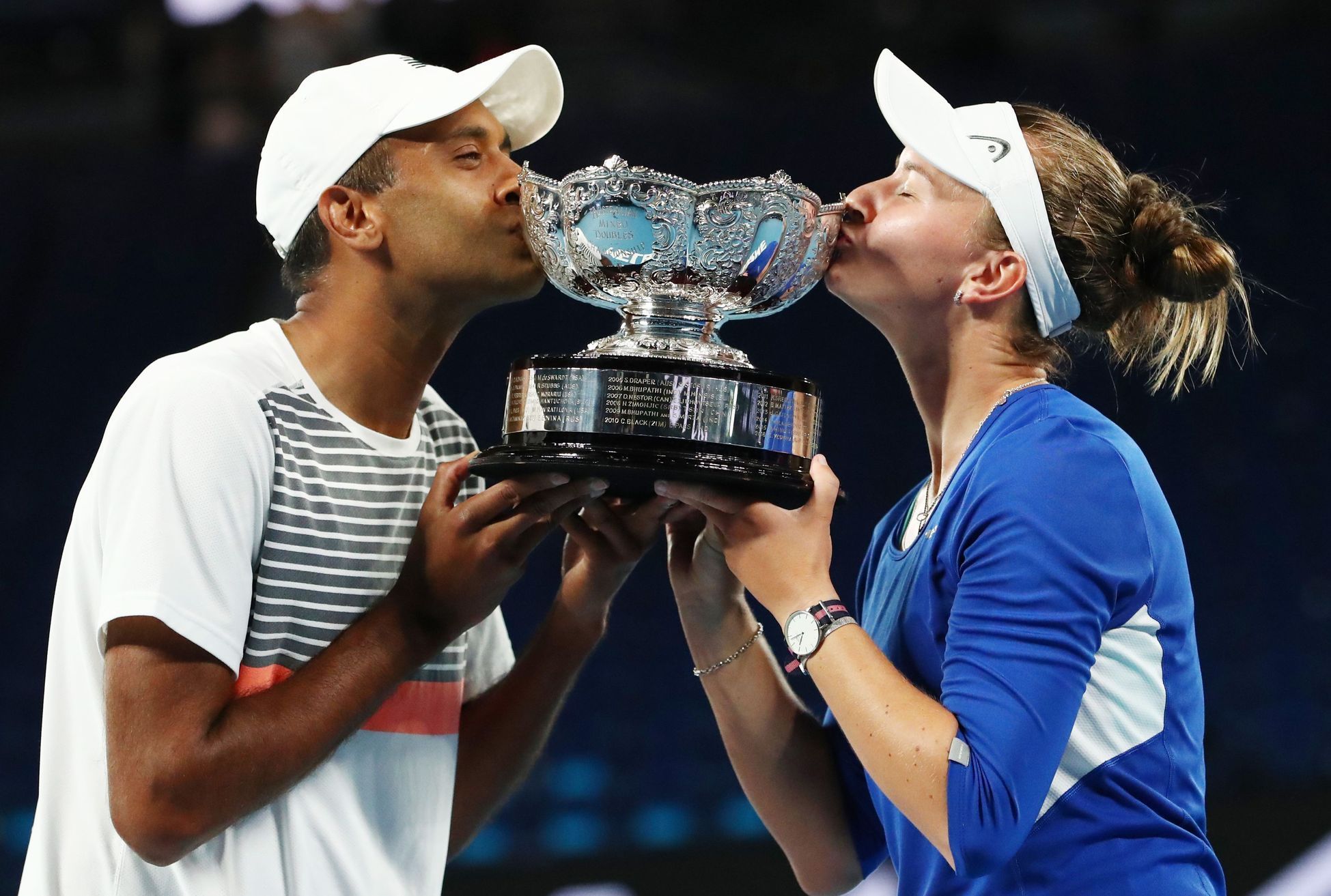 Barbora Krejčíková a Rajeev Ram slaví triumf ve finále smíšené čtyřhry na Australian Open 2021
