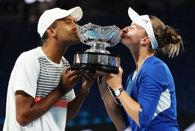 Barbora Krejčíková a Rajeev Ram slaví triumf ve finále smíšené čtyřhry na Australian Open 2021