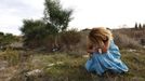 An Israeli women holds her dog as a siren sounds warning of incoming rockets in the southern city of Ashkelon November 16, 2012. The latest upsurge in a long-running conflict was triggered on Wednesday when Israel killed Hamas's military mastermind, Ahmed Al-Jaabari, in a precision air strike on his car. Israel then began shelling the coastal enclave from land, air and sea. REUTERS/Amir Cohen (ISRAEL - Tags: POLITICS CIVIL UNREST ANIMALS) Published: Lis. 16, 2012, 1:17 odp.