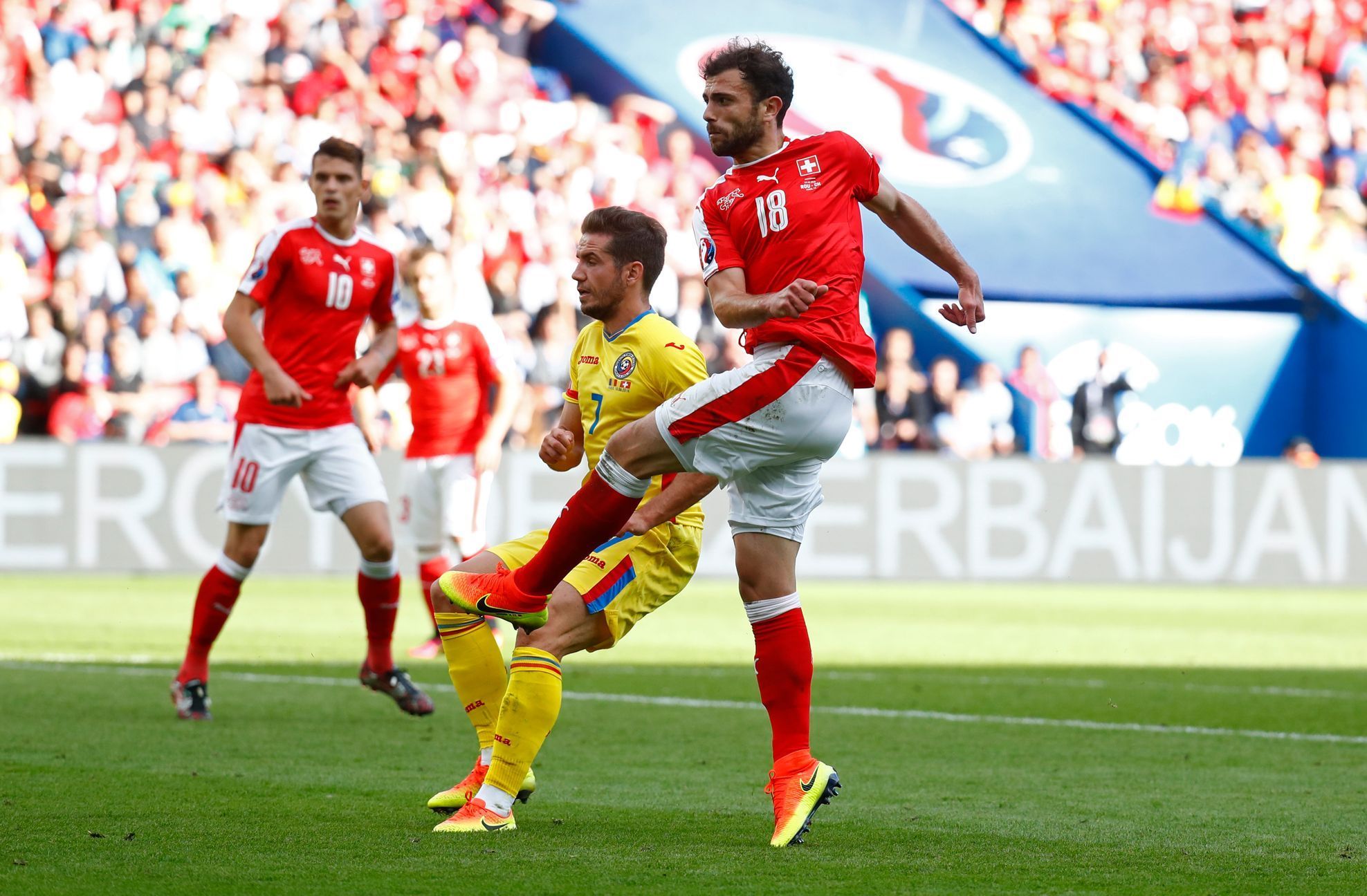 Euro 2016: Švýcarsko-Rumunsko: Admir Mehmedi (18) dává gól na 1:1