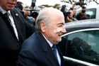 FIFA udělila Blatterovi a Platinimu zákaz činnosti na osm let