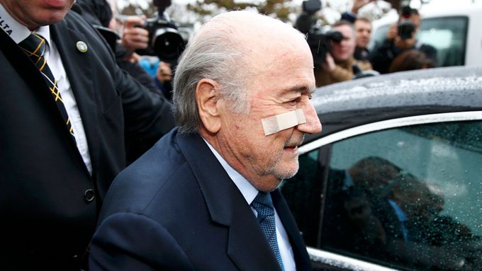 Sepp Blatter před tiskovou konferencí