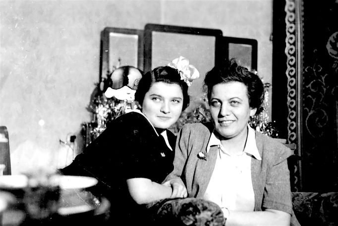 Ariana s maminkou ve Varšavě v Hotelu Europejski, kde Róża pracovala, zřejmě rok 1943.