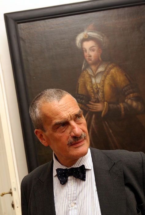 Karel Schwarzenberg před portrétem kněžny Ludmily