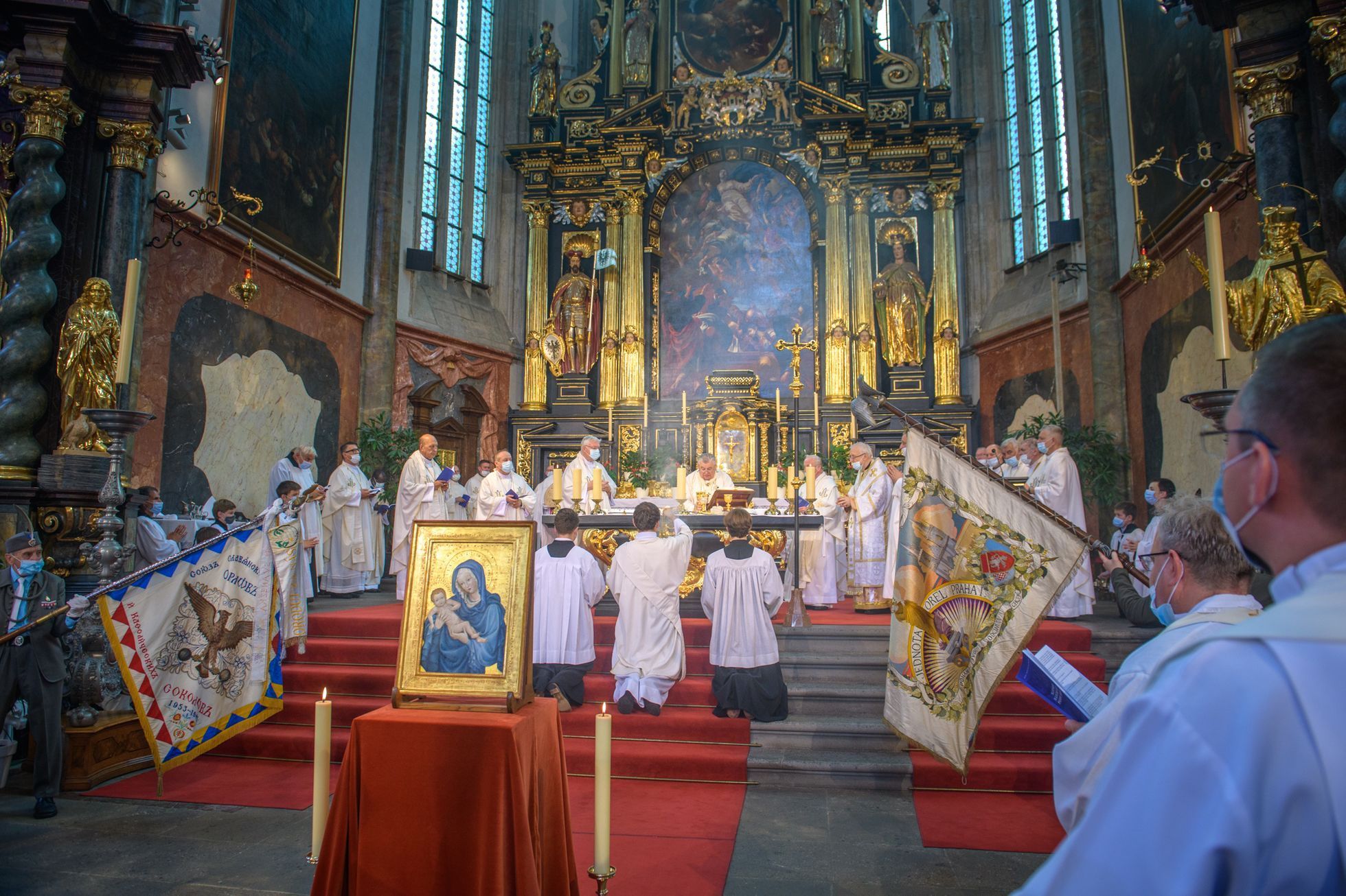 Richard Horák: Arcibiskup Dominik Duka žehná Mariánskému sloupu v Praze