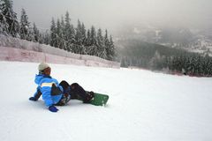 Česko pokryla ledovka. Na horách zastavují vleky