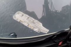 Pohled z kokpitu: Takto vypadá útok stíhaček na letadlovou loď