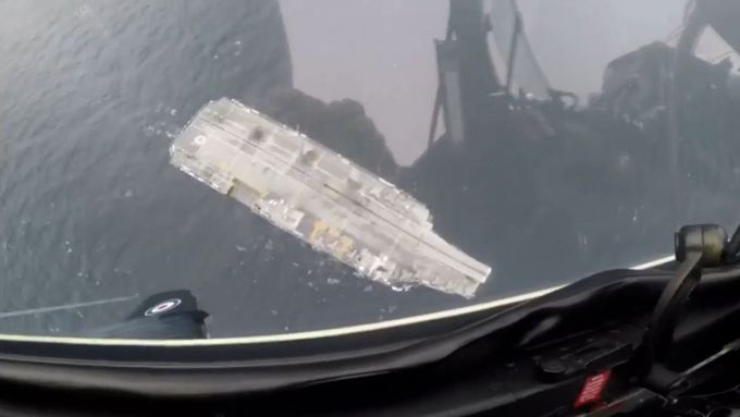 Cvičné letouny Hawk provedly simulovaný útok na britskou letadlovou loď HMS Queen Elizabeth, aby otestovaly v reálném čase její schopnost bránit se.