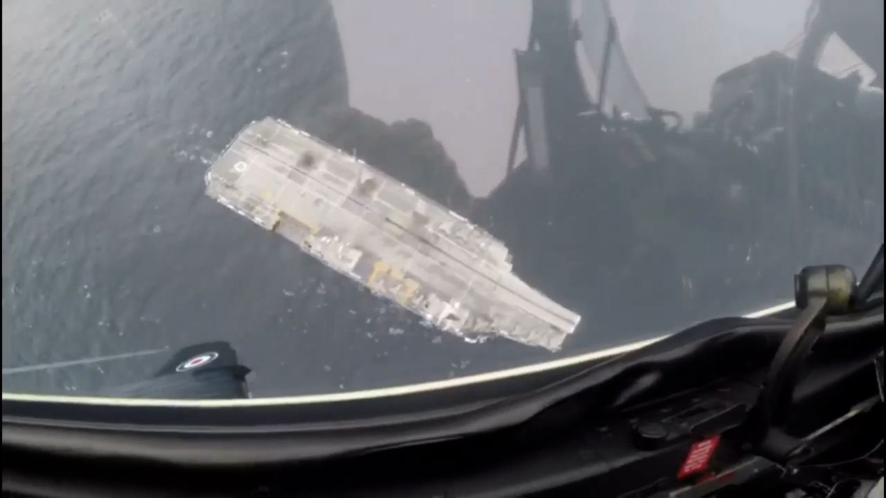 Simulovaný raketový útok ze stíhaček na letadlovou loď HMS Queen Elizabeth.