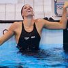 Americká plavkyně Dana Vollmerová slaví vítězství na 100 metrů motýlek ve světovém rekordu na OH 2012 v Londýně.
