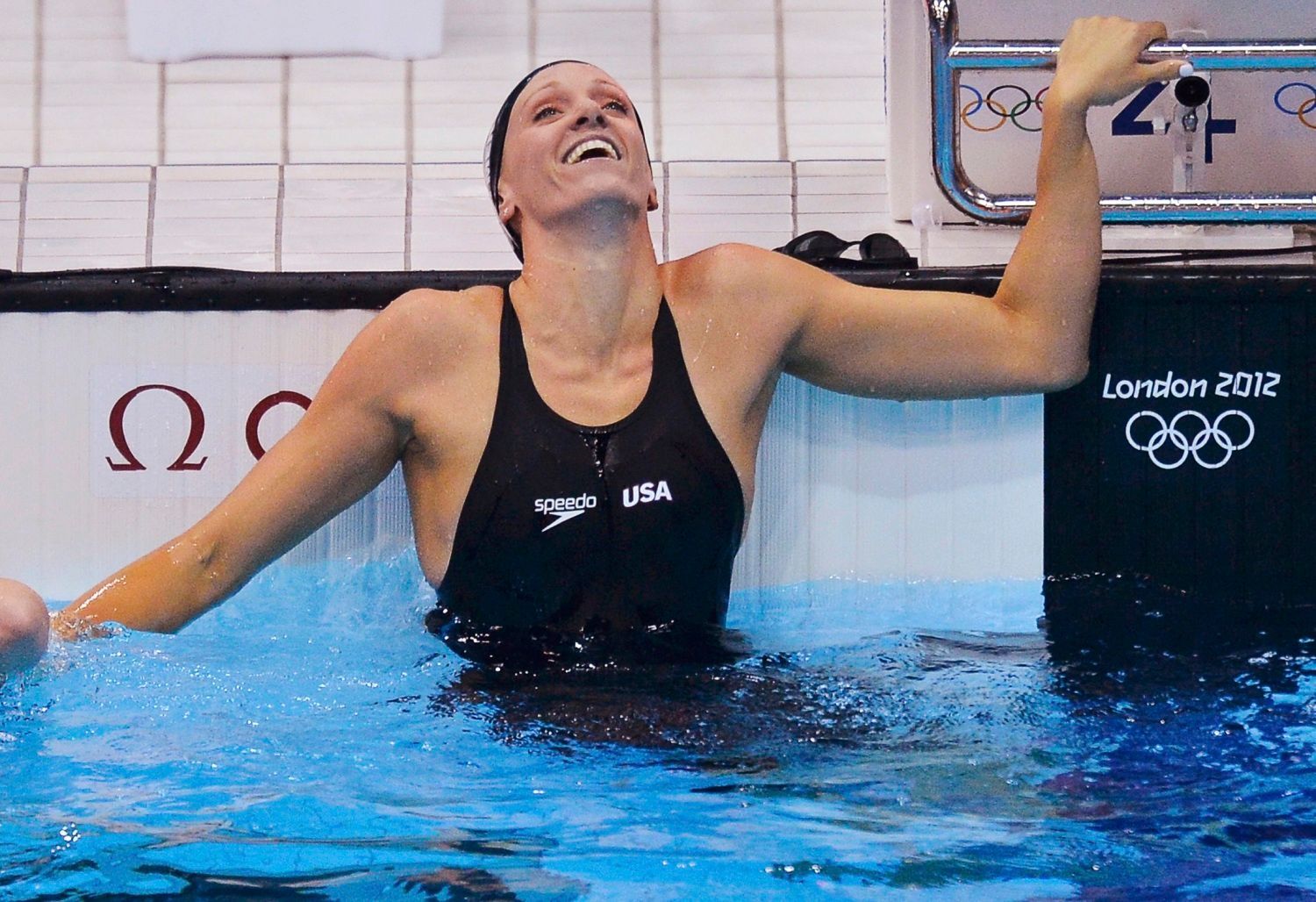 Americká plavkyně Dana Vollmerová slaví vítězství na 100 metrů motýlek ve světovém rekordu na OH 2012 v Londýně.