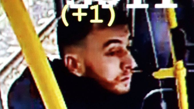 Gokman Tanis na fotografii z tramvaje, kde podle policie útočil právě on.