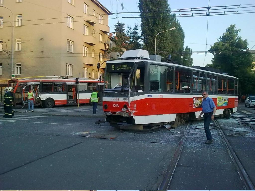 Nehoda tramvaje a trolejbusu v Brně