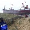 Kvůli bouři u Bretaně ztroskotala loď, vytéká z ní nafta