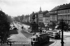 Václavské náměstí v roce 1929. Přeložení kolejí do středu náměstí na zvýšené těleso proběhl v letech 1927 (většina náměstí) a 1928 (křižovatka u Muzea nad sochou sv. Václava).