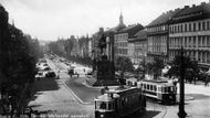 Václavské náměstí v roce 1929. Přeložení kolejí do středu náměstí na zvýšené těleso proběhl v letech 1927 (většina náměstí) a 1928 (křižovatka u Muzea nad sochou sv. Václava).