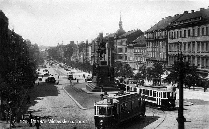 Václavské náměstí v roce 1929. Přeložení kolejí do středu náměstí na zvýšené těleso proběhl v letech 1927 (většina náměstí) a 1928 (křižovatka u Muzea nad sochou sv. Václava).