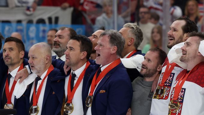 Trenér Radim Rulík (uprostřed) slaví při národní hymně po zlatém finále.