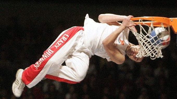 Člen akrobatického basketbalového týmu Crazy dunkers při exhibici v Rize.
