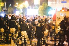 Zastánci makedonského expremiéra vtrhli do parlamentu, zraněno bylo sto lidí včetně šéfa opozice